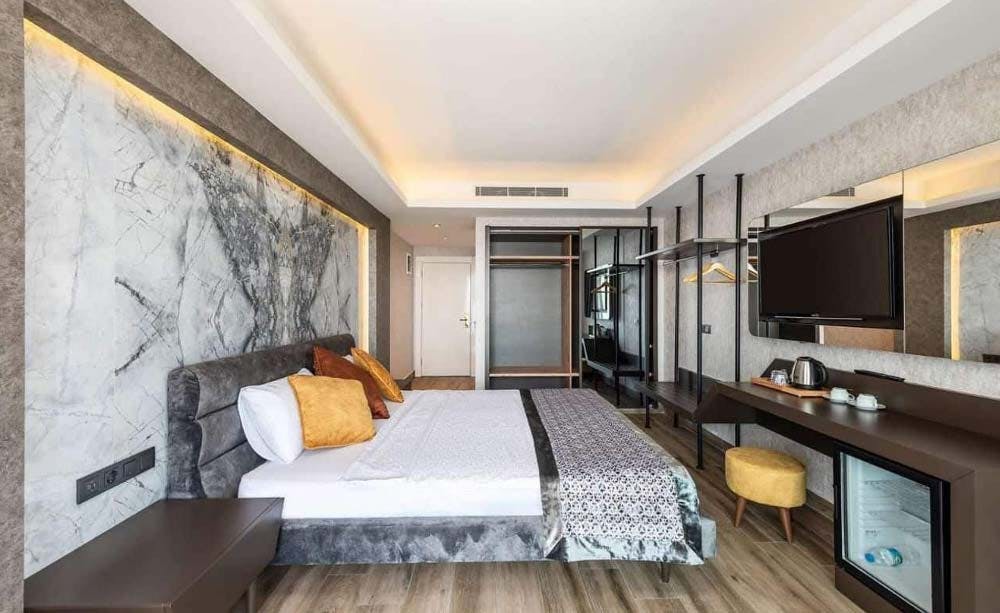 elite-luxury-suite-and-spa-03