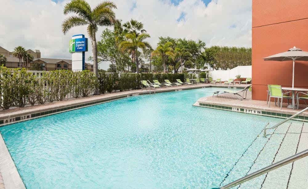 holiday-inn-express-and-suites-nearest-universal-orlando-08